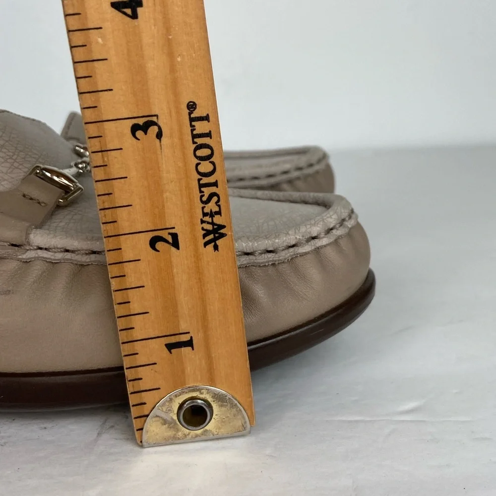 SAS Metro Leather Loafers Size 8 M Beige Leather Tripad Comfort Preppy Flats